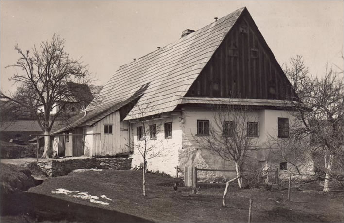 The Schubert family home in Neudorf in 1930.