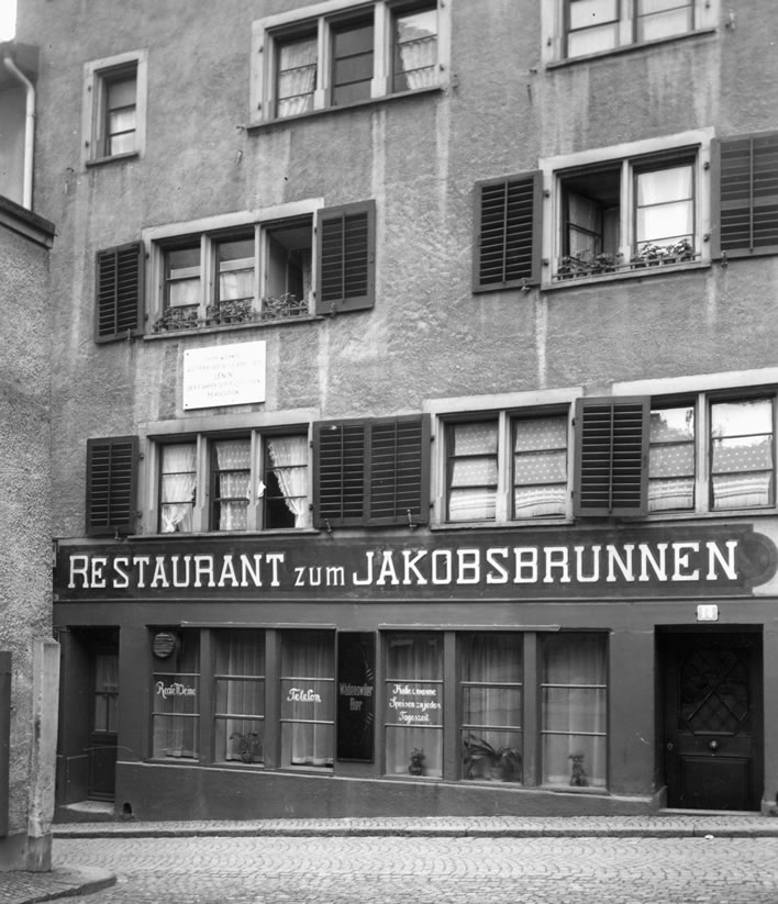 Spiegelgasse 14 and the Restaurant zum Jakobsbrunnen in 1938.